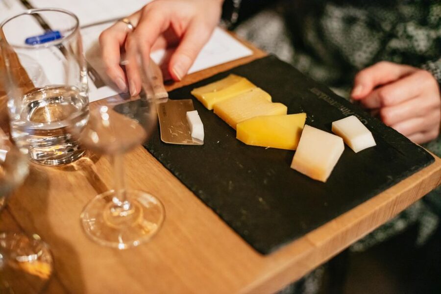 Amsterdam: Dutch Cheese Tasting Experience with Wine - Five cheeses, five chances to compare
