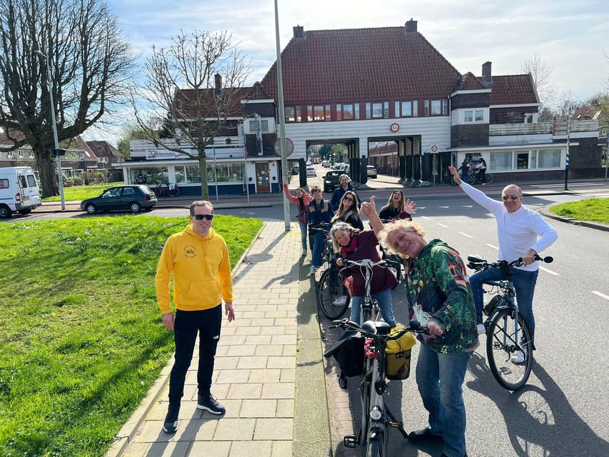 Amsterdam: Dutch Countryside E-Bike with Cheese & Clogs - Broek in Waterland and its wooden houses