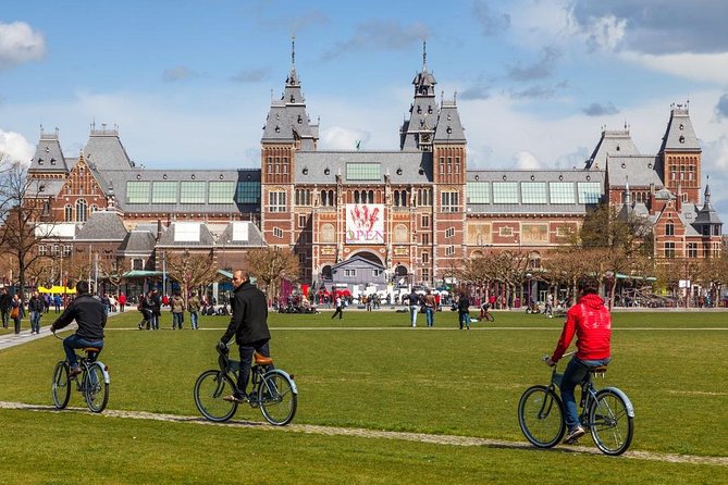 Amsterdam: E-Bike Sightseeing Tour - Museumplein and the famous photo stop