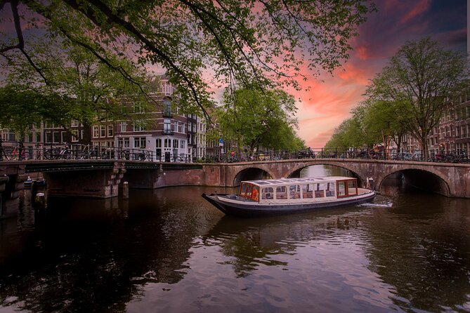 Amsterdam Evening Canal Cruise with Live Guide and Onboard Bar - What this Amsterdam evening cruise is really like