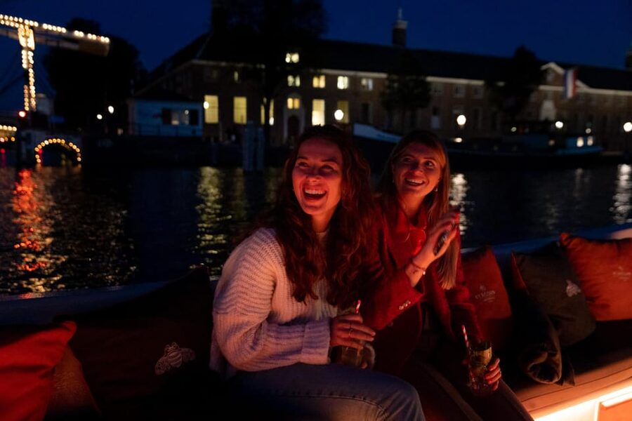 Amsterdam: Evening Canal Cruise with (Open) Bar on Board - Open boat or classic salon boat?