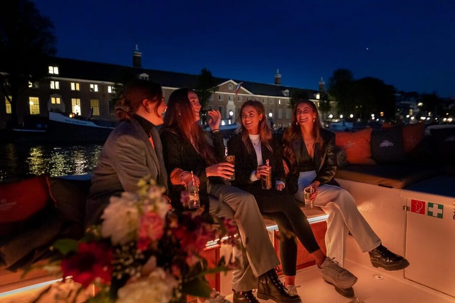 Amsterdam: Evening Canal Cruise with (Open) Bar on Board - Amsterdam Light Festival from November 27 to January 18