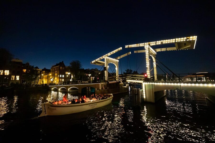 Amsterdam: Evening Canal Cruise with (Open) Bar on Board - Is $18 a fair price?
