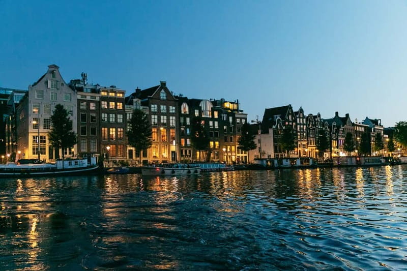 Amsterdam: Evening Cruise with Optional Wine and Snacks - Why Amsterdam looks better from the canals at night