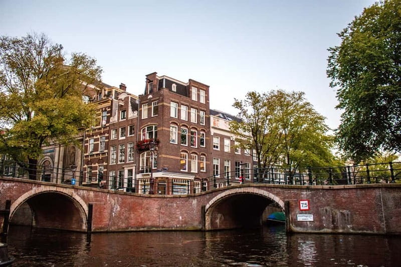 Amsterdam: Evening Pizza Cruise Along the Canals - Passing the Anne Frank House