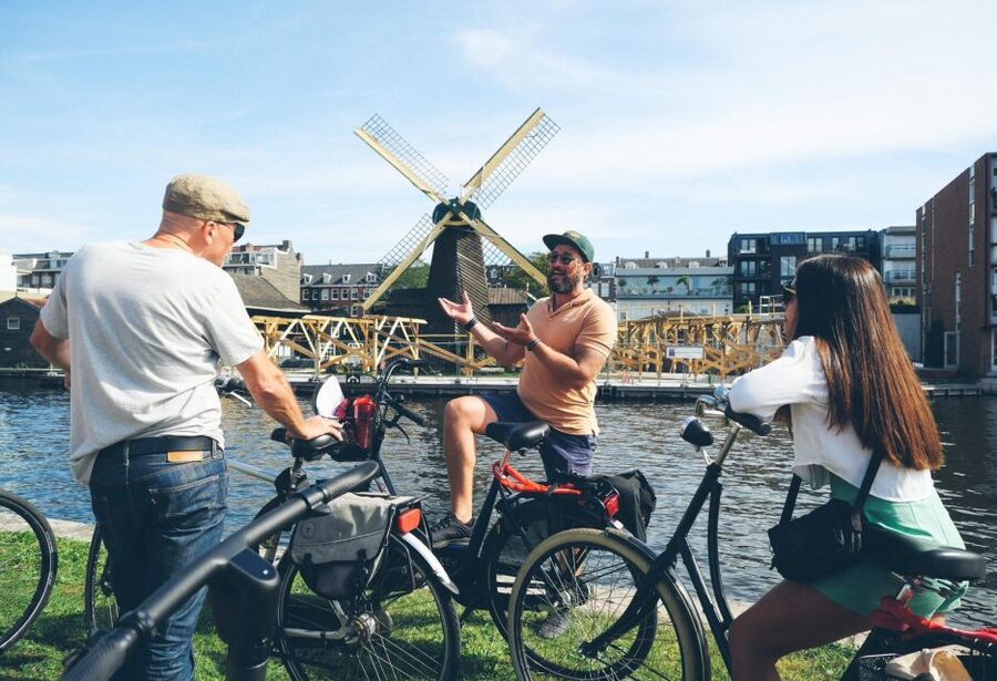 Amsterdam: Explore the City Highlights by Bike - Oosterdokseiland and Marineterrein: a calm start near the station