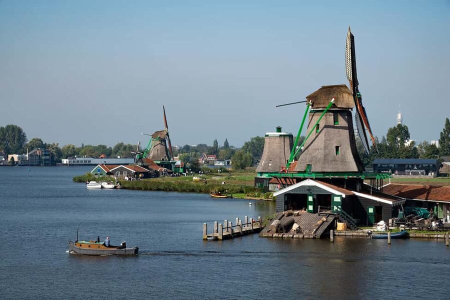 Amsterdam: Explore Zaanse Schans: Half-Day Luxury Coach Trip - Cheese tasting and a look inside Dutch food traditions