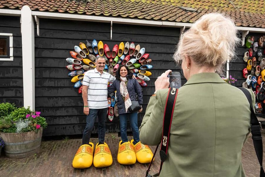 Amsterdam: Explore Zaanse Schans: Half-Day Luxury Coach Trip - What the self-guided format means for you
