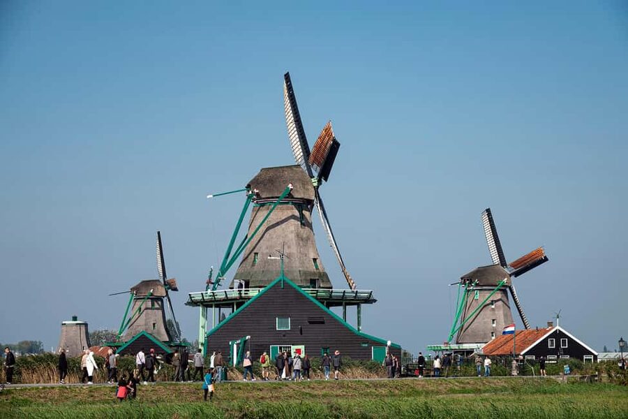Amsterdam: Explore Zaanse Schans: Half-Day Luxury Coach Trip - First sight of Zaanse Schans and its windmills
