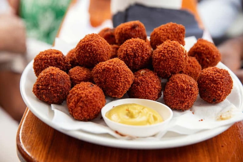 Amsterdam: Food and Canal Tour - Local stories between the food stops