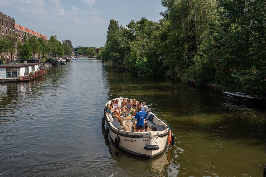 Amsterdam: German Guided Canal Cruise with on Board Bar - Munttoren and the oldest heart of Amsterdam