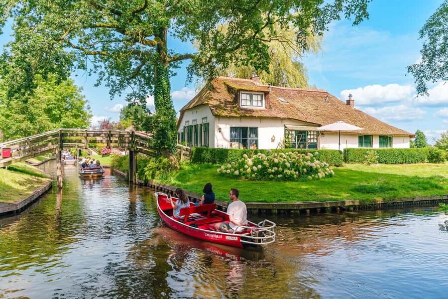 Amsterdam: Giethoorn Day Trip with Boat Tour - Leaving Amsterdam for Dutch water country