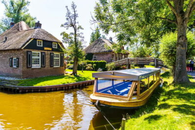 Giethoorn Day Trip with Boat Tour