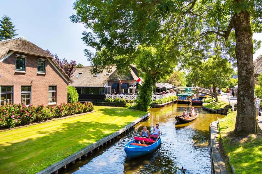 Amsterdam: Giethoorn Day Trip with Boat Tour - The guide makes a real difference