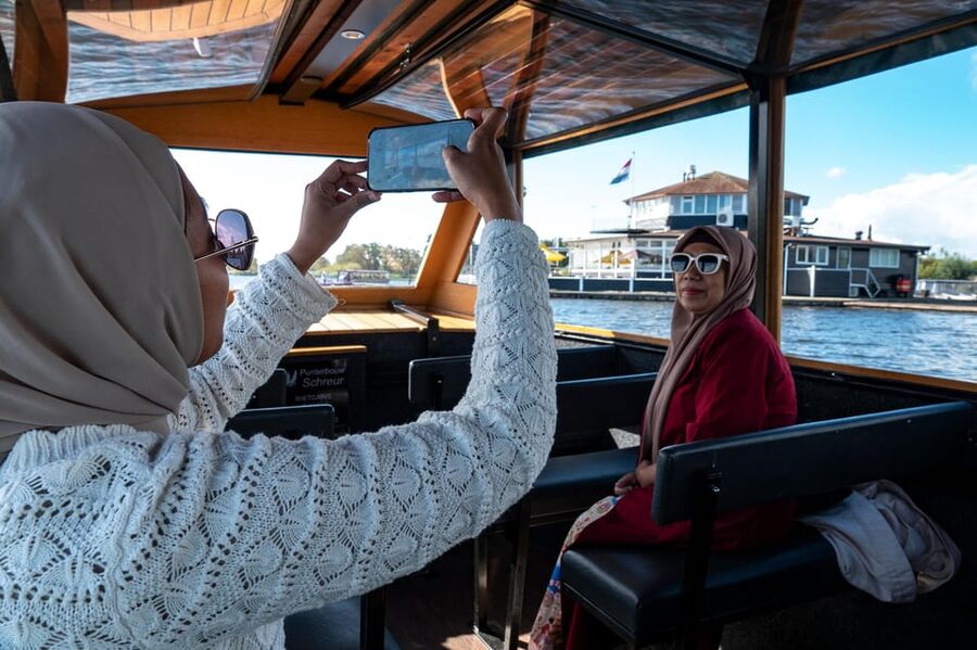 Amsterdam: Giethoorn Tour Scenic Cruise, Cheese & Free Time - Henri Willig cheese and the small extras