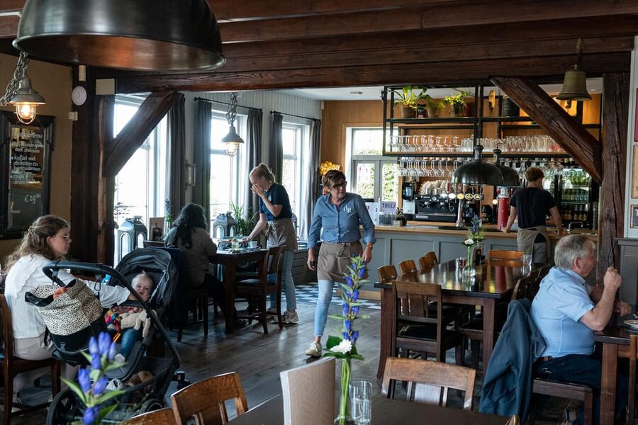 Amsterdam: Giethoorn Tour Scenic Cruise, Cheese & Free Time - What the day feels like in different seasons