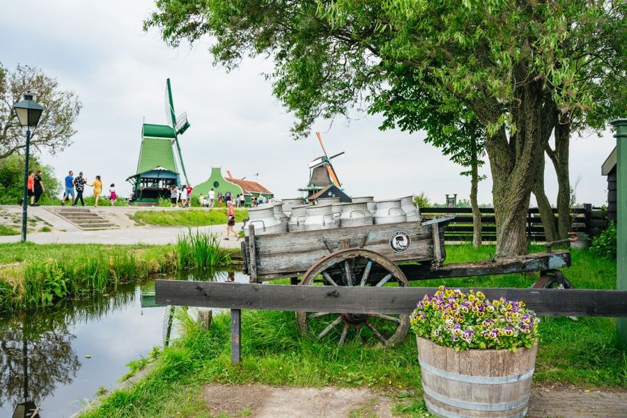 Amsterdam: Giethoorn, Volendam, and Zaanse Schans Tour - Giethoorn: the calm reward at the end