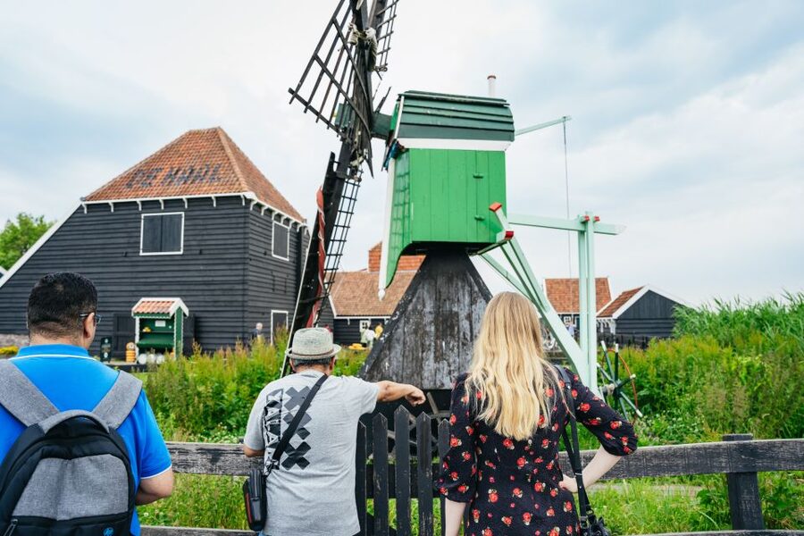 Amsterdam: Giethoorn, Volendam, and Zaanse Schans Tour - Guides make the difference