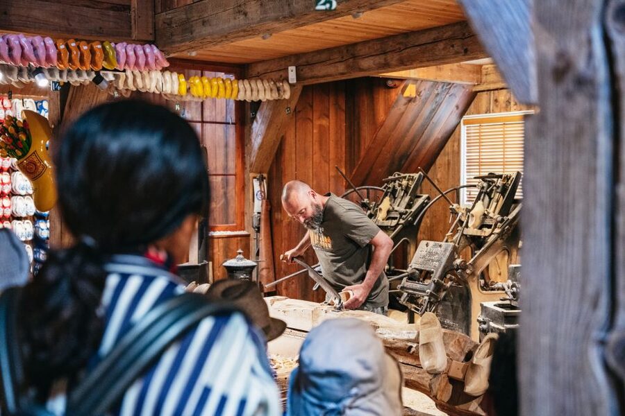 Amsterdam: Giethoorn, Volendam, and Zaanse Schans Tour - Zaanse Schans: windmills, clogs, and Dutch craft