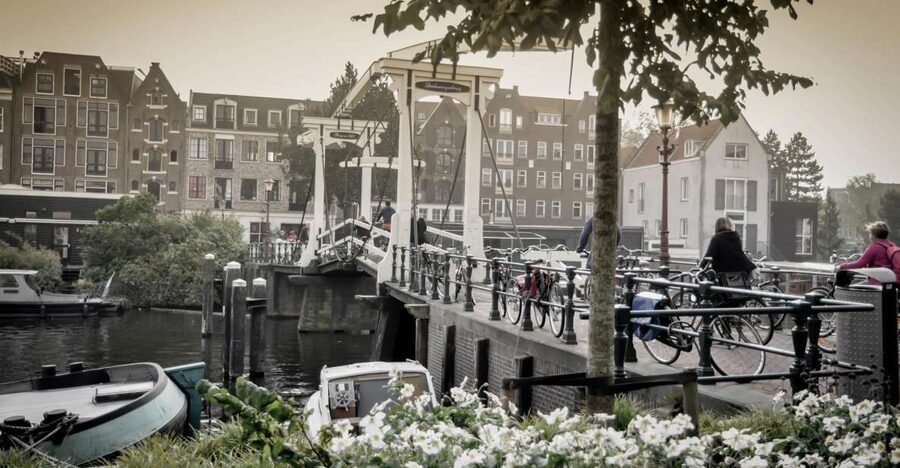 Amsterdam: Guided City Bike Tour in French - Starting at IJdok 47 and getting comfortable on the bike