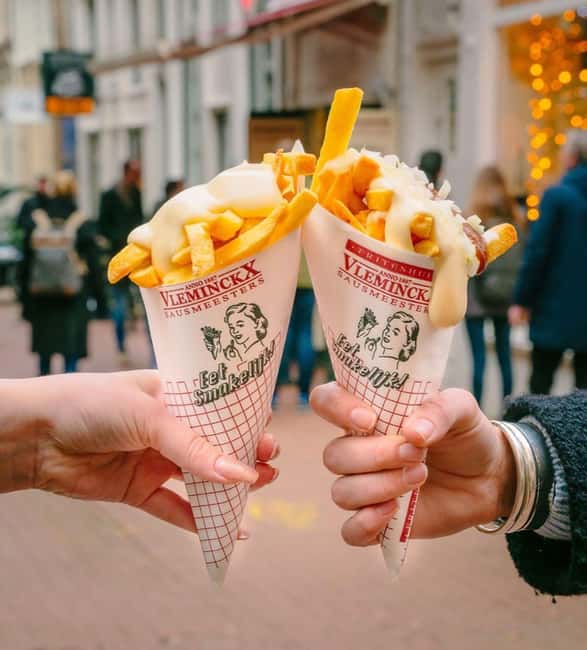 Amsterdam: Guided Cultural Food Tour in German or English - Damrak and the Beurs van Berlage