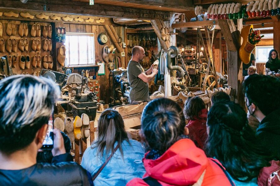 Amsterdam: Guided Zaanse Schans, Windmills & Cheese Tour - Sampling Dutch cheese at Catharina Hoeve