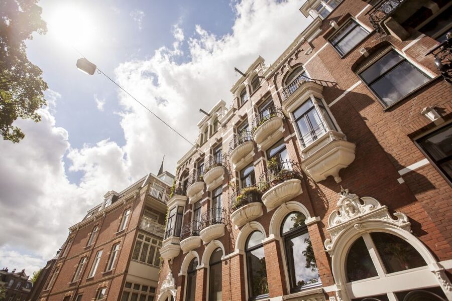 Amsterdam: Hidden Gems & Highlights Guided Bike Tour - What the guides add to the ride