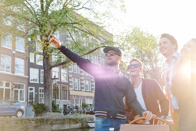 Amsterdam Highlights Canal Cruise with a Drink - The welcome drink and the pace on the canals