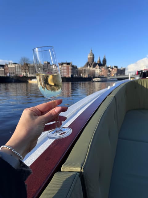 Amsterdam: Historic Boat Cruise with open bar and nibbles - Key points at a glance