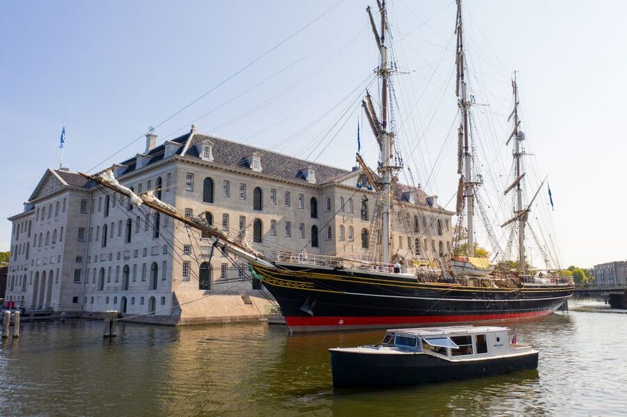Amsterdam: Historic Boat Cruise with open bar and nibbles - Boarding beside Singel Canal