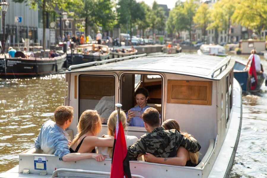 Amsterdam: Historic Boat Cruise with open bar and nibbles - A gentle route through Amsterdam-Centrum