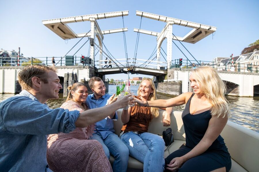 Amsterdam: Historic Boat Cruise with open bar and nibbles - The open bar and light snacks