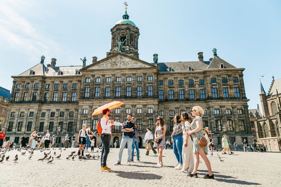 Amsterdam: Historical Highlights Walking Tour with Tasting - Who should take this walk?