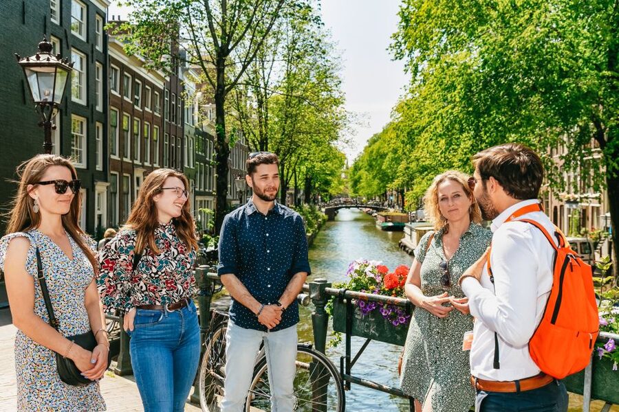 Amsterdam: Historical Highlights Walking Tour with Tasting - Canals, bridges, and locks through the old center