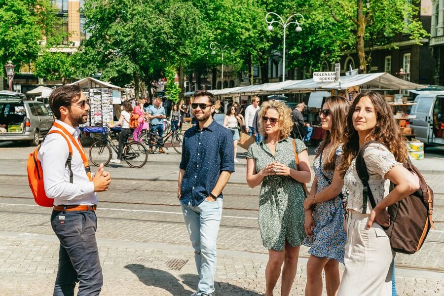 Amsterdam: Historical Highlights Walking Tour with Tasting - Begijnhof, a quieter turn in central Amsterdam
