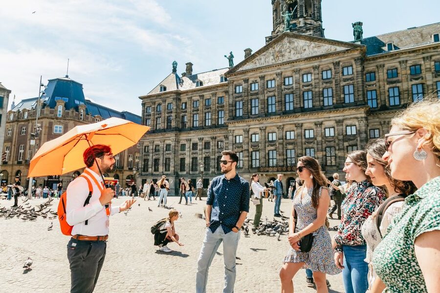 Amsterdam: Historical Highlights Walking Tour with Tasting - The local guide makes or breaks the two hours