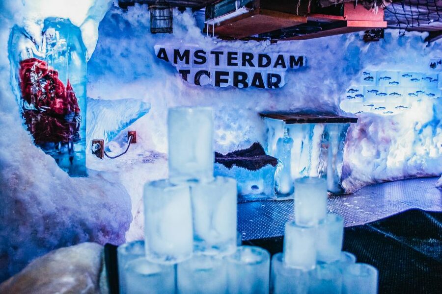 Amsterdam: Icebar Entry Ticket with 3 Drinks - Starting in the warm lounge