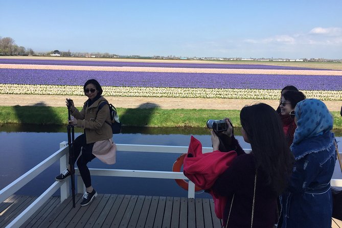 Amsterdam: Keukenhof Tulip Gardens and Giethoorn with Boat Tour - What the guides add to the day