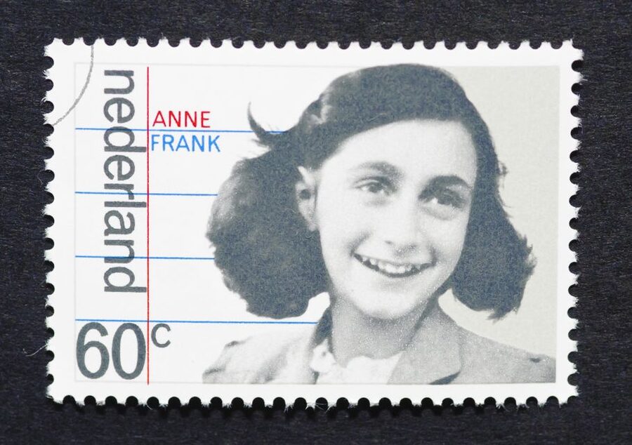 Amsterdam: Life of Anne Frank and World War II Walking Tour - Two hours, walking pace, and what to bring