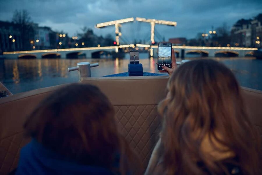 Amsterdam: Light Festival Boat with Unlimited Drinks Option - Grachtengordel-West and Haarlemmersluis