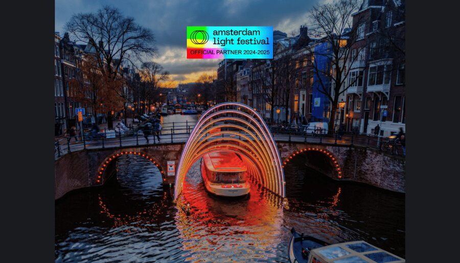 Amsterdam: Light Festival Heated Cruise w/ Drinks & Snacks - The Magere Brug after dark