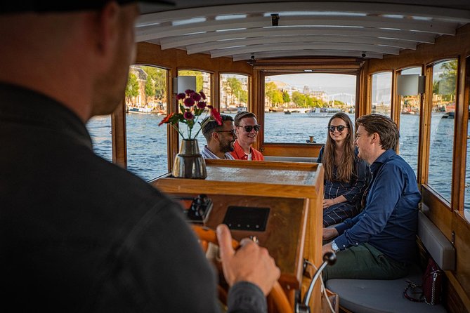 Amsterdam Light Festival Private Cruise With Welcome Drink - Starting with a welcome drink