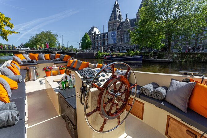 Amsterdam Light Festival: Saloon Boat Cruise + Hot Drinks & Bite - What the boat ride feels like