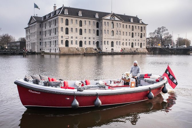 Amsterdam Light Festival: Saloon Boat Cruise + Hot Drinks & Bite - Live commentary: friendly, but not always polished