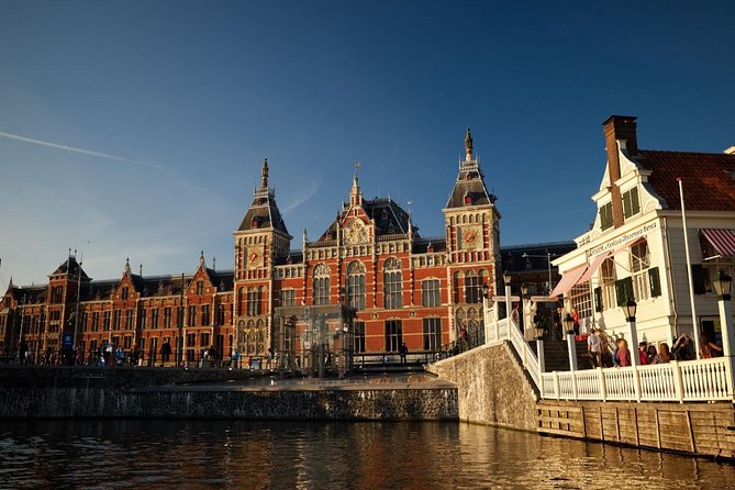 Amsterdam Light Festival: Saloon Boat Cruise + Hot Drinks & Bite - Drinks and the small bite