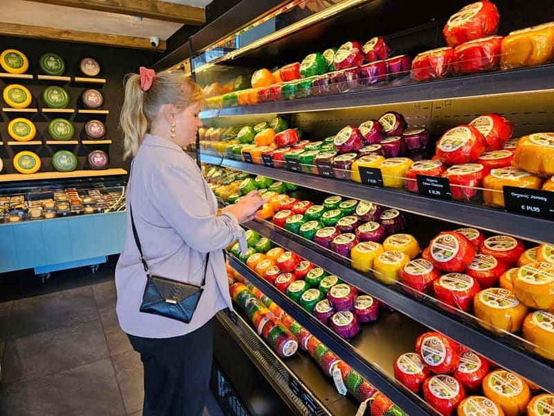 Amsterdam: Live GuideD Giethoorn Boat Tour & Cheese Platter - Who should book this Giethoorn outing?