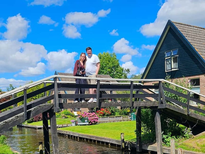 Amsterdam: Live GuideD Giethoorn Boat Tour & Cheese Platter - Arriving in Giethoorn by water