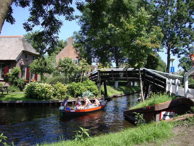Amsterdam: Live GuideD Giethoorn Boat Tour & Cheese Platter - Group size, guide style, and the pace of the day