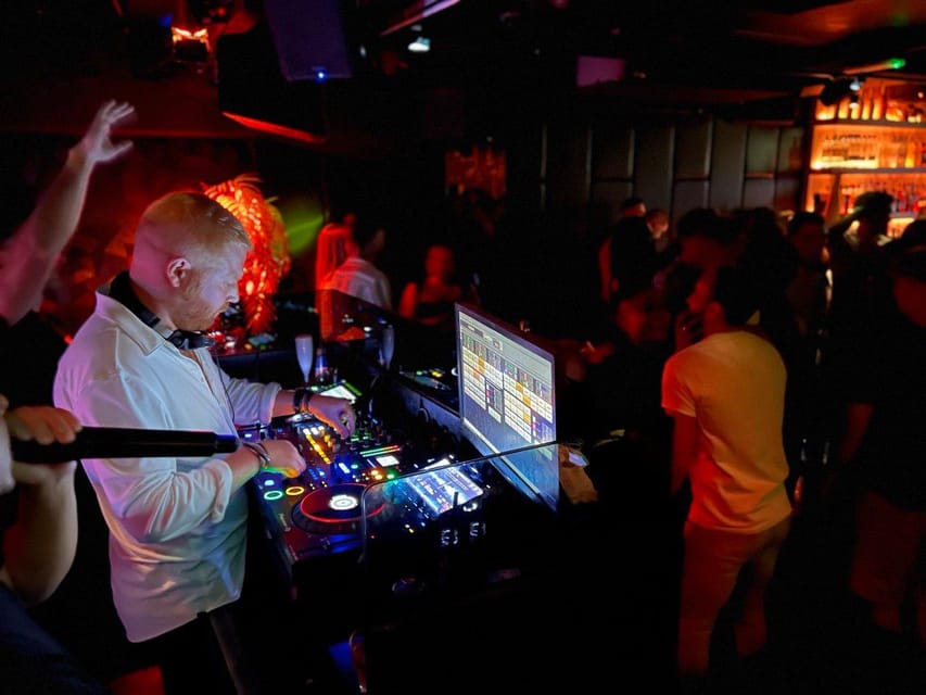 Amsterdam: Ludwig's Original Pub Crawl with VIP Club Entry - Who will get the most from this pub crawl