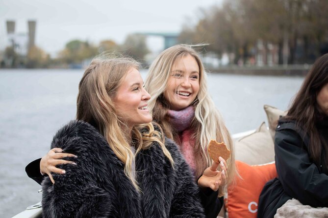 Amsterdam: Luxury Saloon Boat Cruise with Cocktails & Waffle - NEMO and the Amstel River